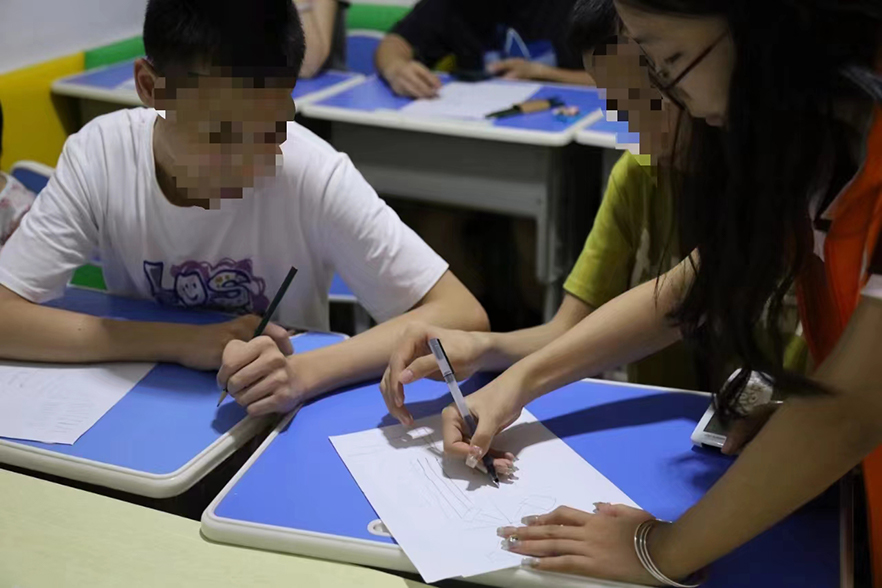 湖南信息学院学子“三下乡”关爱特殊儿童——“蝶舞破茧，爱心绘